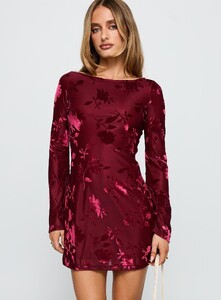 SaskiaJ - PrPolly - Lukea Long Sleeve Mini Burgundy Burnout-8 - 1-Model-Saskia-Us2.jpg