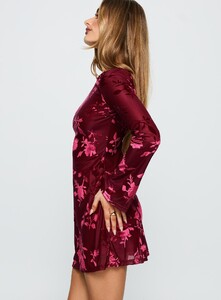 SaskiaJ - PrPolly - Lukea Long Sleeve Mini Burgundy Burnout-8 - 3-Model-Saskia-Us2.jpg