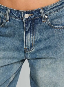 SaskiaJ - PrPolly - Motomami Mid Rise Denim Jeans Mid Blue Wash-6 - 5-Model-Saskia-Us2.jpg