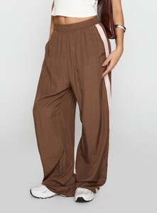 SaskiaJ - PrPolly - No Doubts Track Pant Brown-6 - 1-Model-Saskia-Us2.jpg