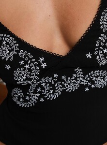 SaskiaJ - PrPolly - Pappilion Top Black-8 - 5-Model-Saskia-Us2.jpg