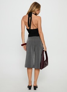 SaskiaJ - PrPolly - Rakelle 3_4 Tailored Shorts Dark Grey-7 - 4-Model-Saskia-Us2.jpg