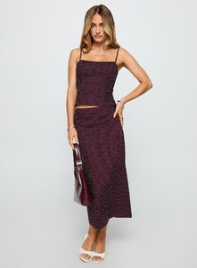 SaskiaJ - PrPolly - Shining Mirrors Set Burgundy-8 - 1-Model-Saskia-Us2.jpg