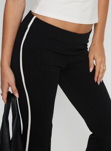SaskiaJ - PrPolly - Simki Jersey Flare Pants Black-7 - 5-Model-Saskia-Us2.jpg