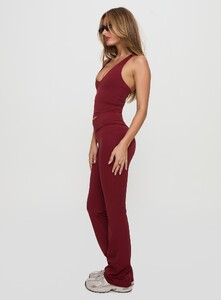 SaskiaJ - PrPolly - Sunday Session Active Flare Leg Pant Red-9 - 3-Model-Saskia-Us2.jpg