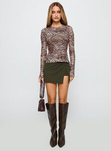 SaskiaJ - PrPolly - Uzo Long Sleeve Top Zebra-9 - 6-Model-Saskia-Us2.jpg