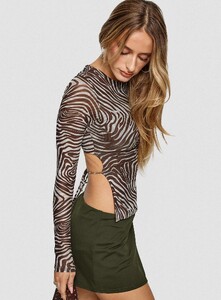 SaskiaJ - PrPolly - Uzo Long Sleeve Top Zebra-9 - 7-Model-Saskia-Us2.jpg