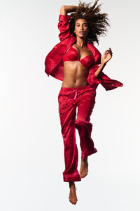 Victorias-Secret-2025-Holiday-Glazed-Satin-Long-Pajama-Set-Bombshell-Logo-Shine-Strap-Bra-Imaan2.jpg