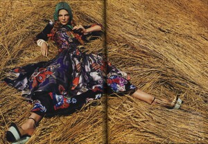 VogueJP_November2008_ARollInTheHay_05.jpg