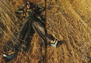 VogueJP_November2008_ARollInTheHay_08.jpg