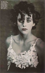 Vogue Paris December 1990-4.jpg