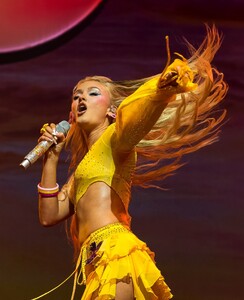 Zara_Larsson_performs_onstage_during_a_concert_in_London_11-05-20250450.jpg