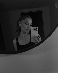 arianagrande-20251126_002809-295539464.jpg