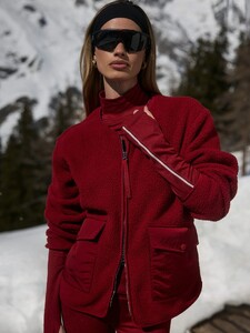 d7767ce570de5b9fd322b7db9b6f1d46c9dbda67_VAR02953_MARINA_COLLARLESS_FLEECE_RED_DAHLIA_2.jpg