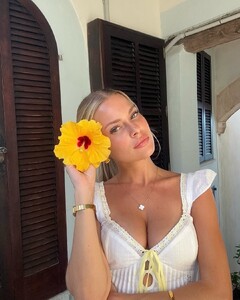 golden petals (3).jpg