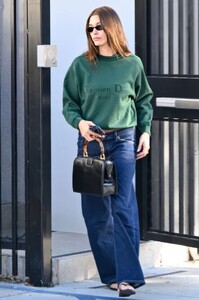 hailey-bieber-in-chic-off-duty-outfit-in-los-angeles-fall-2025-0.jpg