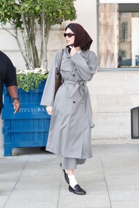 kendall-jenner-channels-90s-chic-in-the-row-trench-coat-in-paris-3.jpg