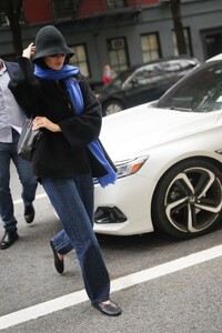 kendall-jenner-in-black-coat-and-blue-jeans-for-greenwich-village-lunch-0.jpg