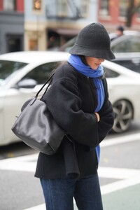 kendall-jenner-in-black-coat-and-blue-jeans-for-greenwich-village-lunch-3.jpg