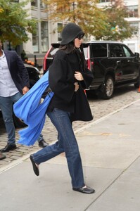 kendall-jenner-in-black-coat-and-blue-jeans-for-greenwich-village-lunch-4.jpg