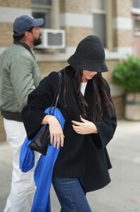 kendall-jenner-in-black-coat-and-blue-jeans-for-greenwich-village-lunch-5.jpg