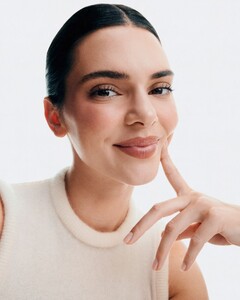 kendall-jenner-in-high-fashion-editorial-pose-for-therabody-2025-4.jpg