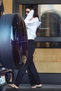 kendall-jenner-in-off-duty-street-style-in-beverly-hills-nov-2025-4.jpg