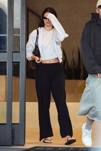 kendall-jenner-in-off-duty-street-style-in-beverly-hills-nov-2025-5.jpg