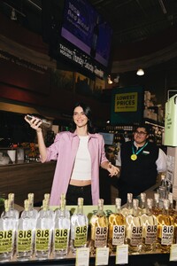 kendall-jenner-in-pink-jacket-and-crop-top-at-818-tailgate-event-dallas-2025-5.jpg