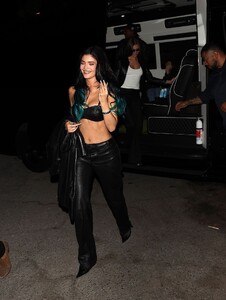 kylie-jenner-in-black-leather-look-with-teal-hair-at-west-hollywood-night-out-2025-1.jpg.2592234c4c94e716af64537571f10e2f.jpg