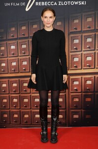 natalie-portman-at-a-private-life-premiere-at-pathe-palace-in-paris-11-20-2025-2.jpg
