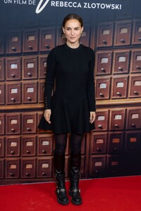natalie-portman-at-a-private-life-premiere-at-pathe-palace-in-paris-11-20-2025-5.jpg