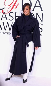 shutterstock_editorial_rihanna_at_the_2025_cfda_award_15681038p.jpg