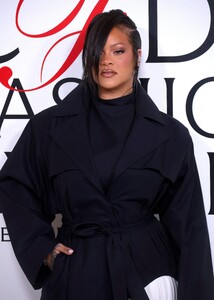 shutterstock_editorial_rihanna_at_the_2025_cfda_award_15681038q.jpg