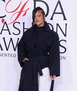 shutterstock_editorial_rihanna_at_the_2025_cfda_award_15681038s.jpg