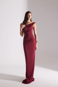 vesna-bordo-dusuk-omuz-uzun-elbise-a18-9c.jpg