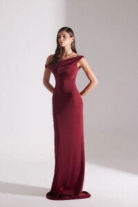 vesna-bordo-dusuk-omuz-uzun-elbise-ce9-2e.jpg