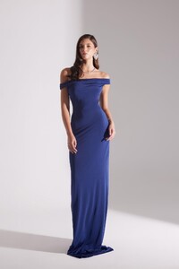 vesna-koyu-mavi-dusuk-omuz-uzun-elbise-a76576.jpg