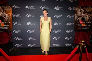 zoey-deutch-in-pale-yellow-gown-at-nouvelle-vague-premiere-in-austin-4.jpg