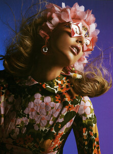 09029_Vogue_Italia_Mar79o2005_phMarioSorrenti_HanaSoukupova_02_122_364lo.jpg