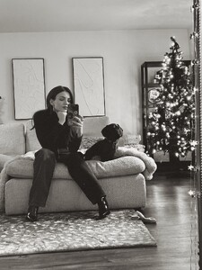 [2025.11.30] victoriajustice_589175427_18636423667006824_1340825076202692232_n.jpg