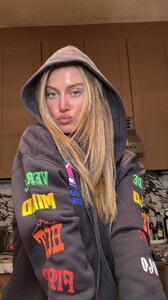 [2025.12.01] carolinelowe_DRu3sTtCR5i.jpg