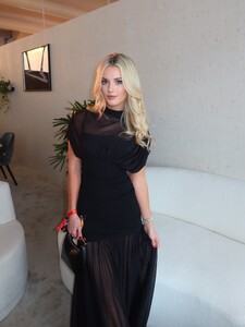 [2025.12.01] lindsaymariebrewer_588521154_18542418796023234_4254229859352270474_n.jpg