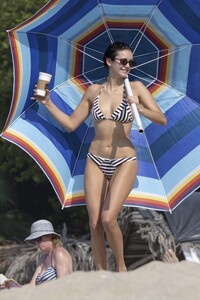 [2025.12.02] nina-dobrev-ass-bikini-jalisco-002-1.jpg