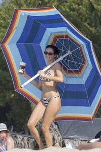 [2025.12.02] nina-dobrev-ass-bikini-jalisco-005.jpg