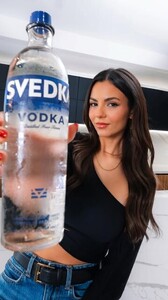 [2025.12.03] victoriajustice__DRz4CZ2j8Z1.jpg