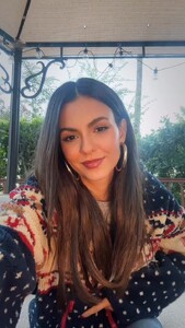 [2025.12.05] victoriajustice_DR579RREWpG.jpg