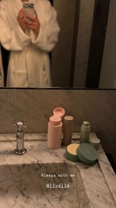 [2025.12.06] barrefaeli_3781734132221528700.jpg