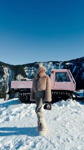 [2025.12.10] taylor_hill_3785101433314805068.jpg