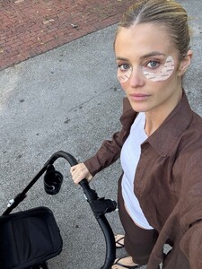 [2025.12.11] katelove_598693294_18546967690054296_6750787862774999168_n.jpg